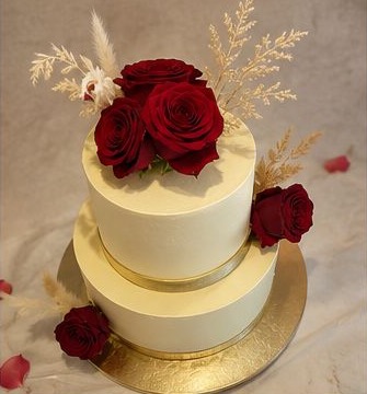 Small two-tier cake with red roses